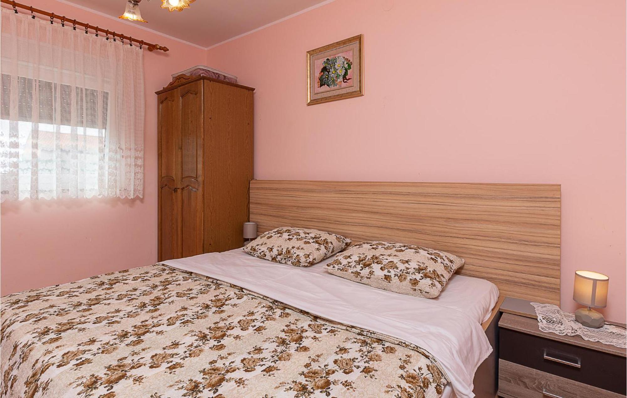 1 Bedroom Nice Apartment In Betiga Barbariga Exterior foto